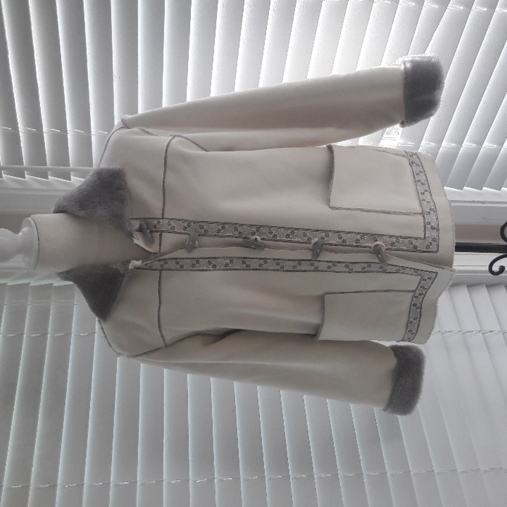 Alfred Dunner faux suede like faux Fur Trim Embroidered Detail jacket Size 8P - Picture 1 of 10